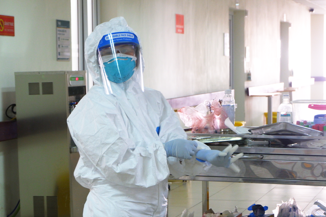 Chị Vũ Thị Hải - điều dưỡng Khoa Nhiễm khuẩn tổng hợp, Bệnh viện Bệnh Nhiệt đới Trung ương (Ảnh - Thảo Vy)