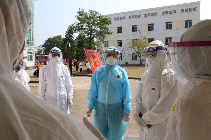 Các bác sĩ kiểm tra công tác phòng dịch (Ảnh - BYT) 