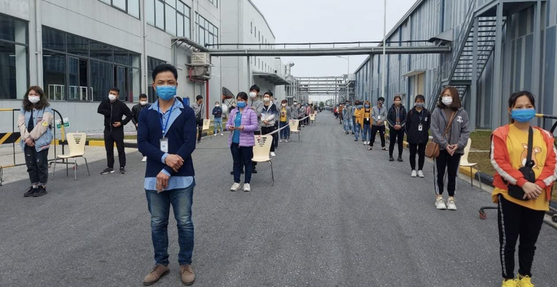 Công nhân chờ lấy mẫu xét nghiệm COVID-19 ở khu công nghiệp (Ảnh - BYT)