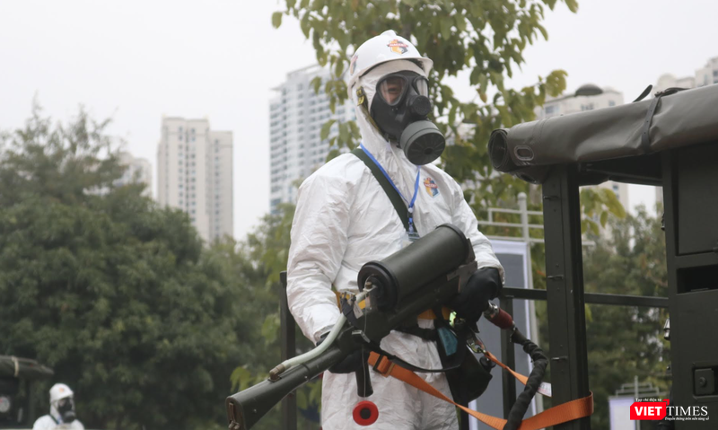 Nhân viên y tế phun khử khuẩn phòng dịch (Ảnh - Minh Thuý) 