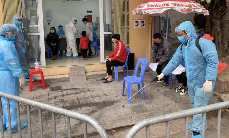 Phun khử khuẩn khu vực lấy mẫu xét nghiệm COVID-19 (Ảnh - Trung tâm Y tế quận Hai Bà Trưng)