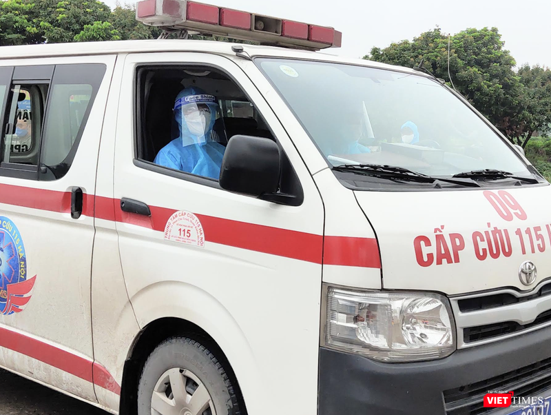 Xe cấp cứu bệnh nhân COVID-19 (Ảnh - Minh Thuý) 