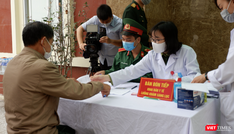 Người dân khai báo y tế tại Viện Y dược học Quân sự, Học viện Quân Y (Ảnh - Minh Thuý)