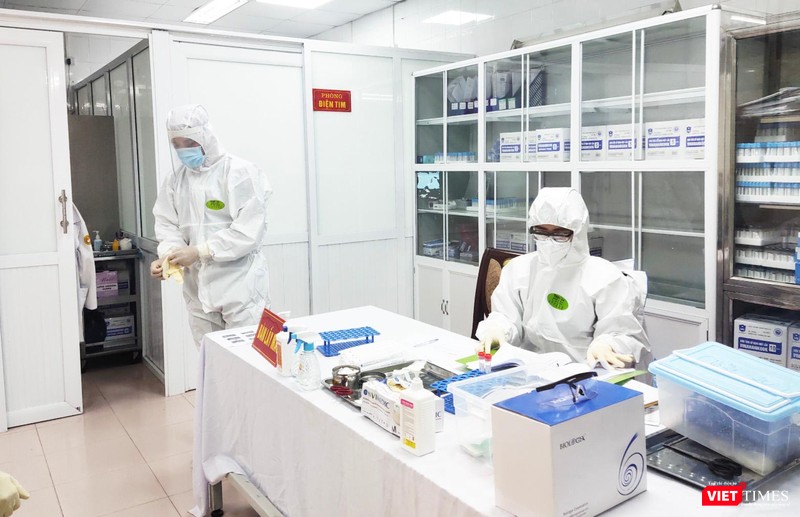 Nhân viên y tế chuẩn bị lấy mẫu cho tình nghiêm viên tiêm vaccine phòng COVID-19 (Ảnh - Minh Thuý) 