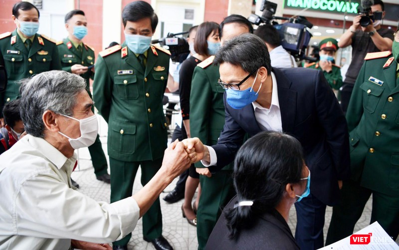 Phó Thủ tướng Vũ Đức Đam động viên, thăm hỏi tình nguyện viên tiêm thử nghiệm vaccine phòng COVID-19 (Ảnh - Hoàng Anh) 