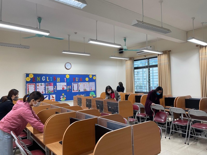 Giáo viên vệ sinh phòng học