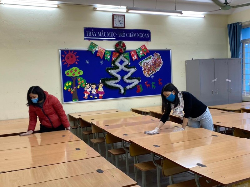 Cô giáo vệ sinh bàn học