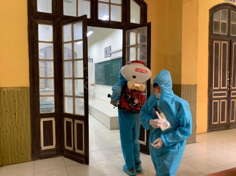 Phun khử khuẩn lớp học (Ảnh - VT) Phun khử khuẩn lớp học (Ảnh - VT)