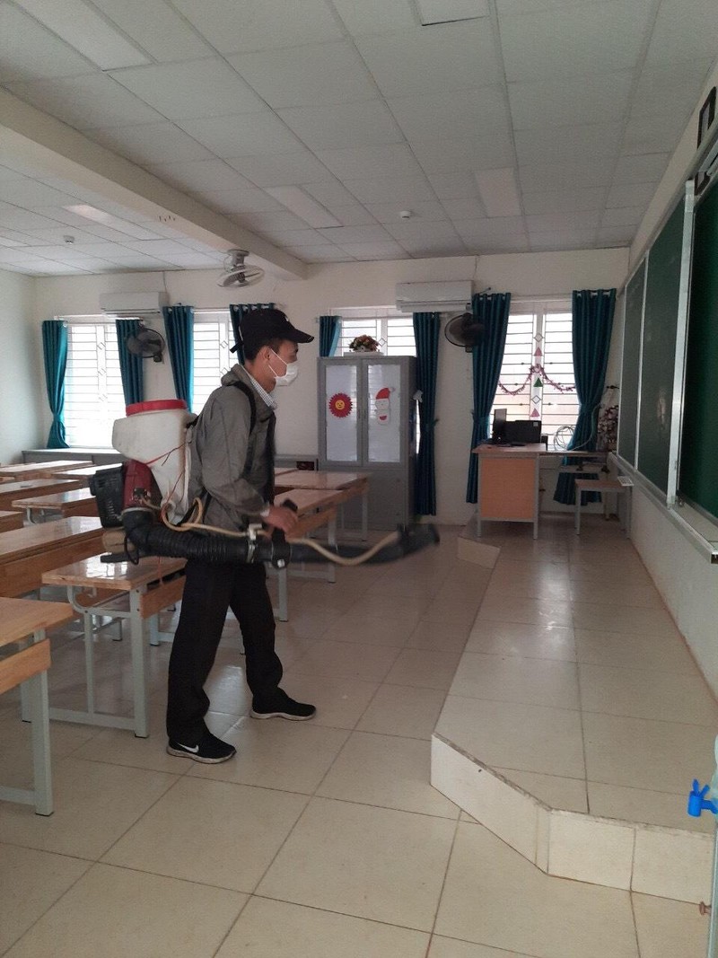 Phun khử khuẩn lớp học