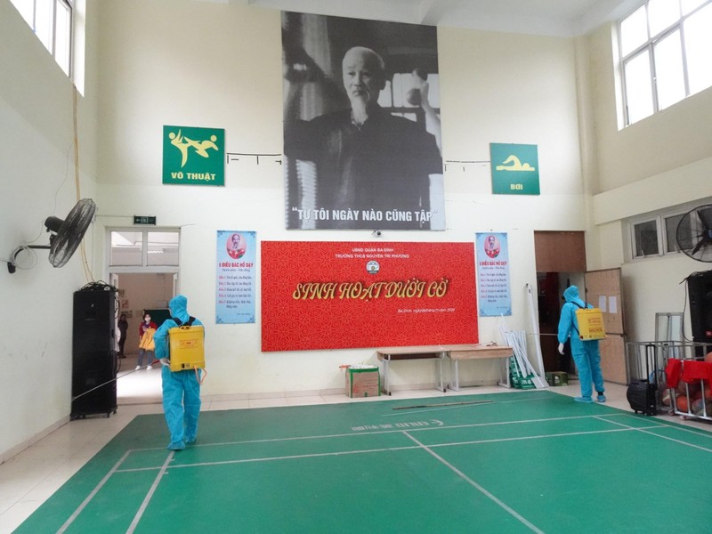 Trường THCS Nguyễn Tri Phương phun khử khuẩn phòng sinh hoạt chung