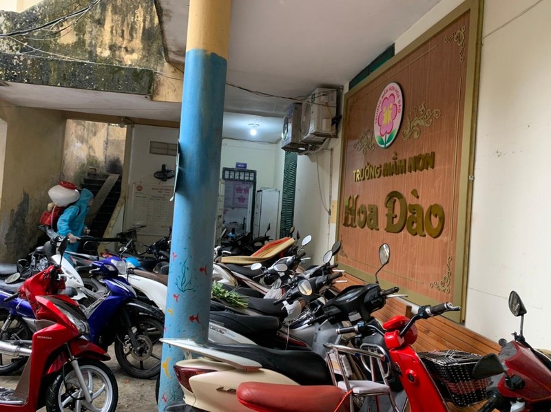 Nhân viên phun khử khuẩn ở Trường mầm non Hoa Đào