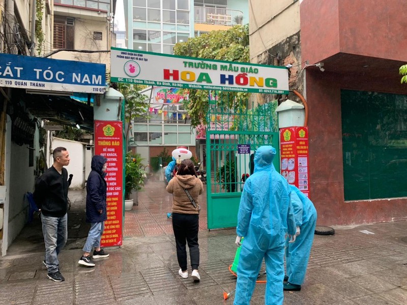 Trường mẫu giáo Hoa Hồng phun khử khuẩn