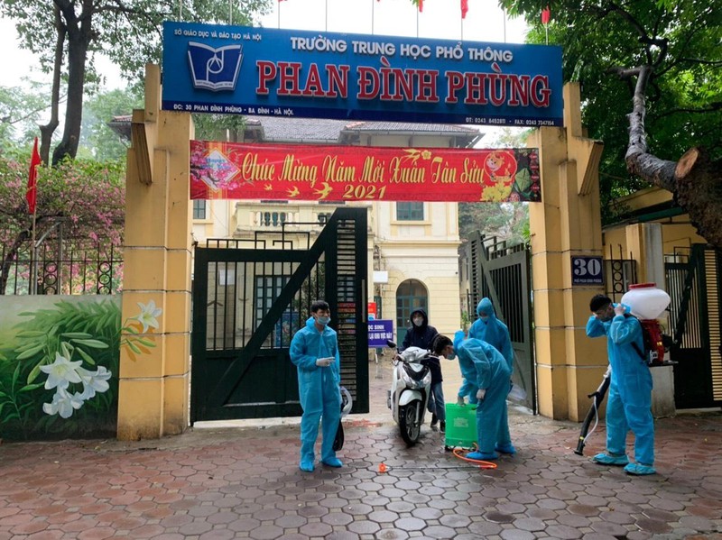 Trường THPT Phan Đình Phùng gấp rút vệ sinh, phun khử khuẩn phòng dịch