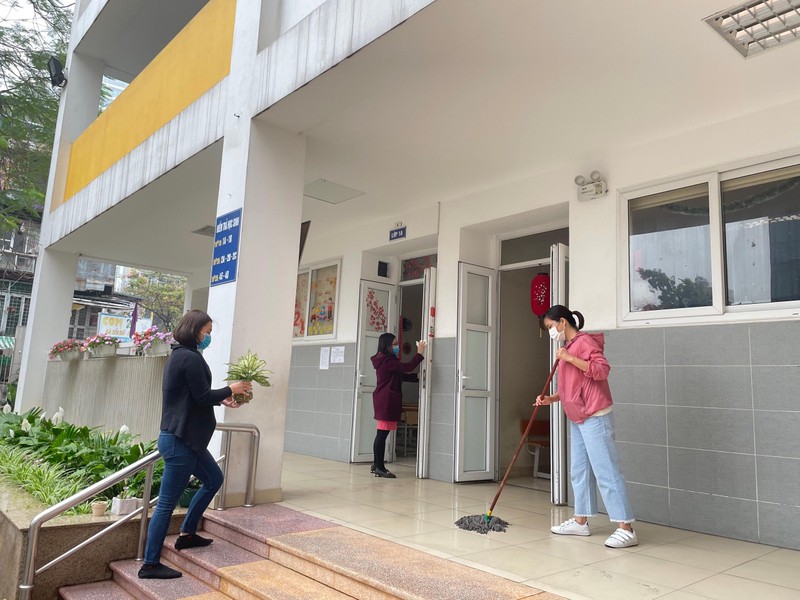 Quét dọn sạch sẽ khu vực ngoài lớp học