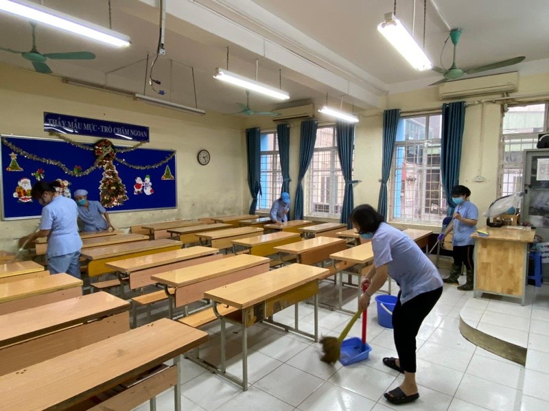 lau dọn sạch sẽ lớp học