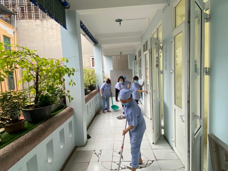 vệ sinh khu vực hành lang