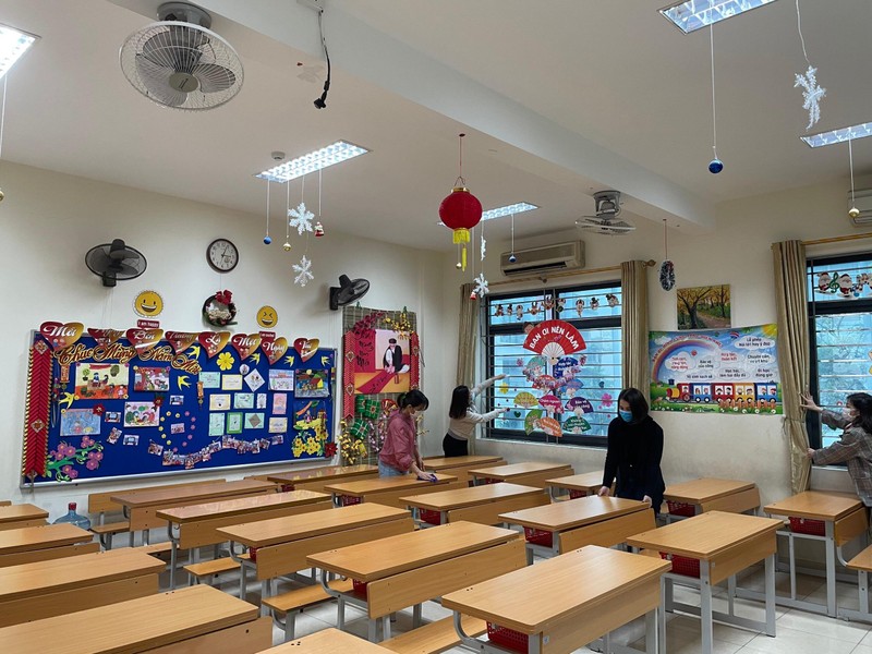Giáo viên vệ sinh lớp học chuẩn bị đón học sinh đi học trở lại (Ảnh - ML) Giáo viên vệ sinh lớp học chuẩn bị đón học sinh đi học trở lại (Ảnh - ML)