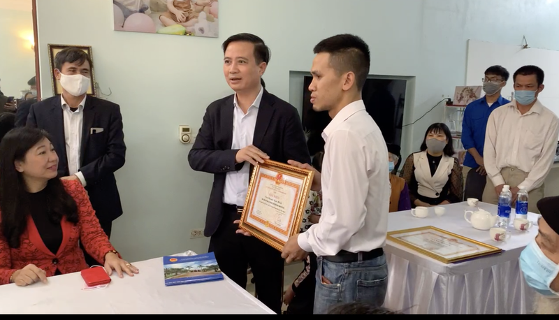 Lãnh đạo huyện Đông Anh trao Bằng khen của UBND TP Hà Nội cho anh Nguyễn Ngọc Mạnh (Ảnh VT)