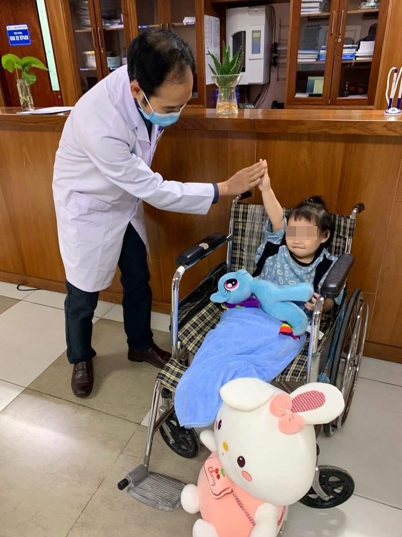 Bé H. vui vẻ, hoạt bát trong ngày được ra viện (Ảnh - BVCC) Bé H. vui vẻ, hoạt bát trong ngày được ra viện (Ảnh - BVCC)