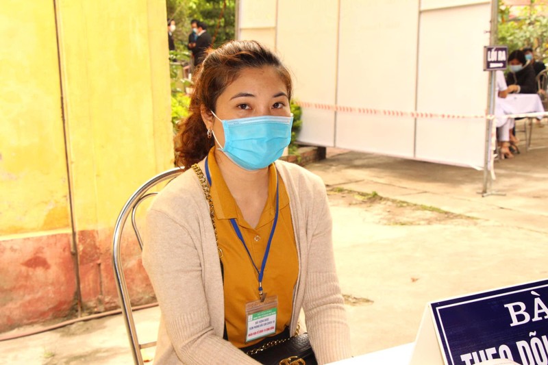 chị Trịnh Thị Phương - giáo viên trường Mầm non xã Tuấn Việt, thành viên tổ COVID-19 cộng đồng tại địa phương, người đầu tiên được tiêm vaccine COVID-19 tại huyện Kim Thành (Ảnh - Đức Tuỳ)