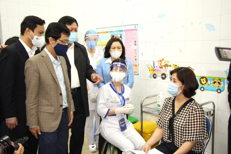 Nữ nhân viên y tế Phạm Thị Tuyết Nhung là người được tiêm mũi vaccine COVID-19 đầu tiên tại TP. Hải Dương (Ảnh: Đức Tuỳ)