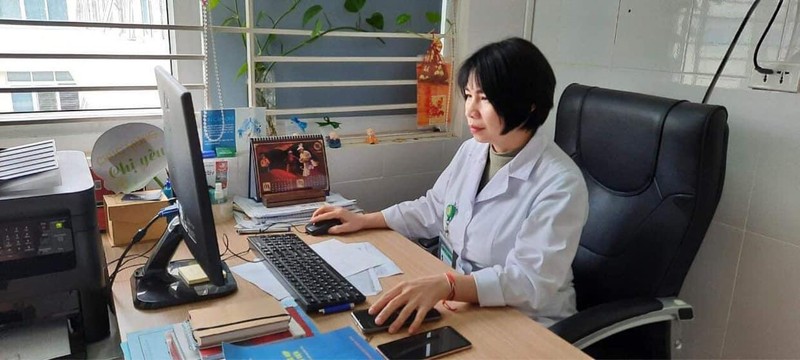 ThS. Phạm Thị Nguyệt Quyên làm việc sáng nay tại Bệnh viện Bệnh Nhiệt đới Trung ương (Ảnh: Đặng Thanh)