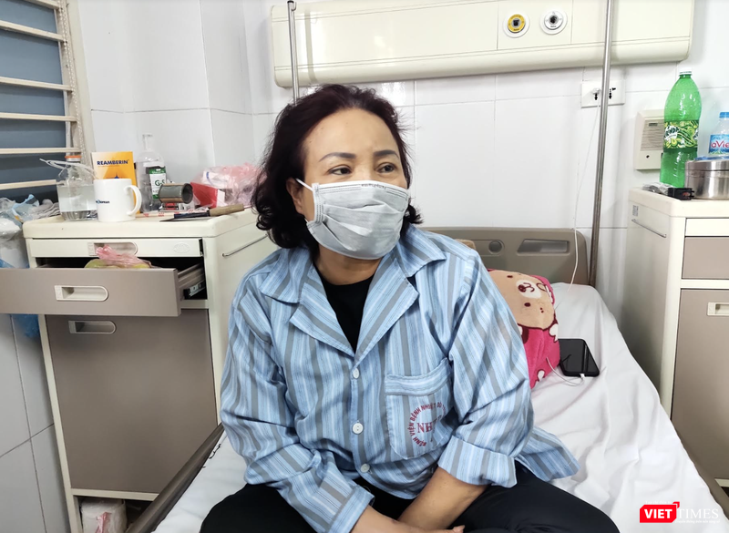 Bà M., 61 tuổi, không chỉ uống thuốc nam để trị viêm gan mà còn uống nhiều loại thuốc khác được quảng cáo trên mạng (Ảnh - Minh Thuý)