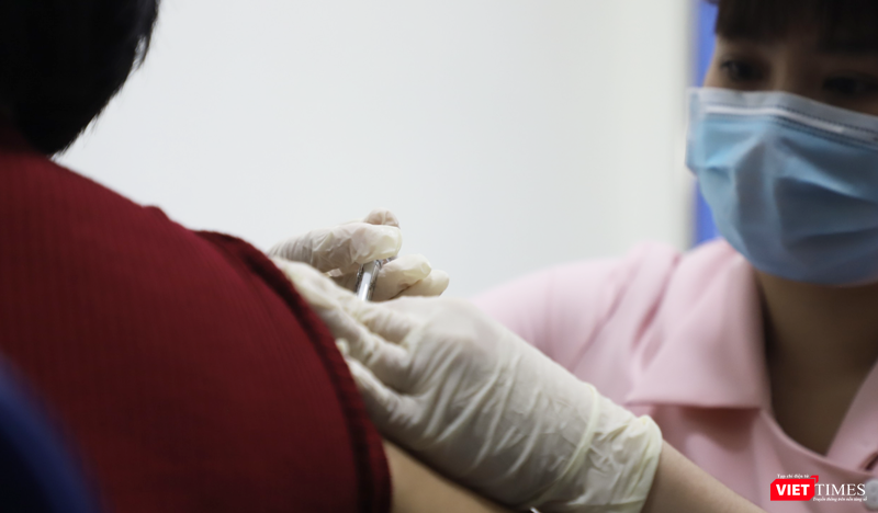 Nhân viên y tế tiêm vaccine phòng COVID-19 cho tình nguyện viên (Ảnh - Minh Thuý)
