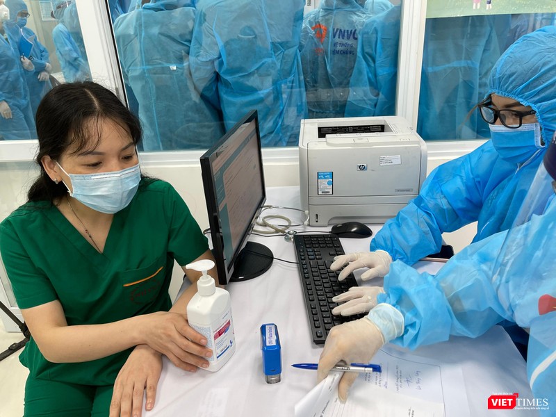 Bác sĩ tư vấn tiêm vaccine phòng COVID-19 (Ảnh - Tuấn Dũng) Bác sĩ tư vấn tiêm vaccine phòng COVID-19 (Ảnh - Tuấn Dũng)