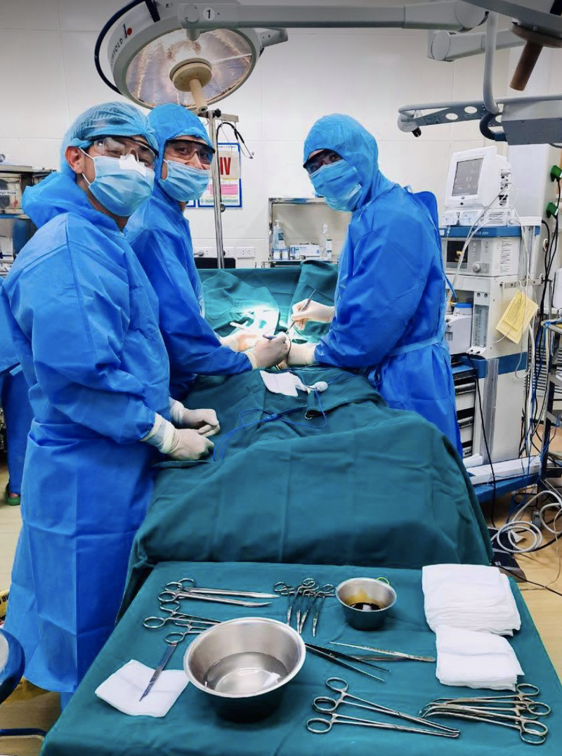 Các bác sĩ mổ nội soi trả tinh hoàn trái về đúng chỗ cho bệnh nhân (Ảnh - BVCC) Các bác sĩ mổ nội soi trả tinh hoàn trái về đúng chỗ cho bệnh nhân (Ảnh - BVCC)