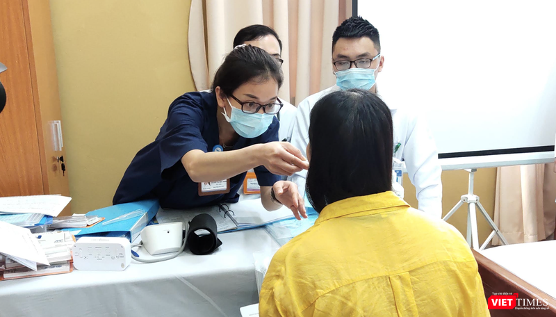 Tình nguyện viên tiêm thử nghiệm vaccine được khám sau tiêm (Ảnh - Minh Thuý) Tình nguyện viên tiêm thử nghiệm vaccine được khám sau tiêm (Ảnh - Minh Thuý)