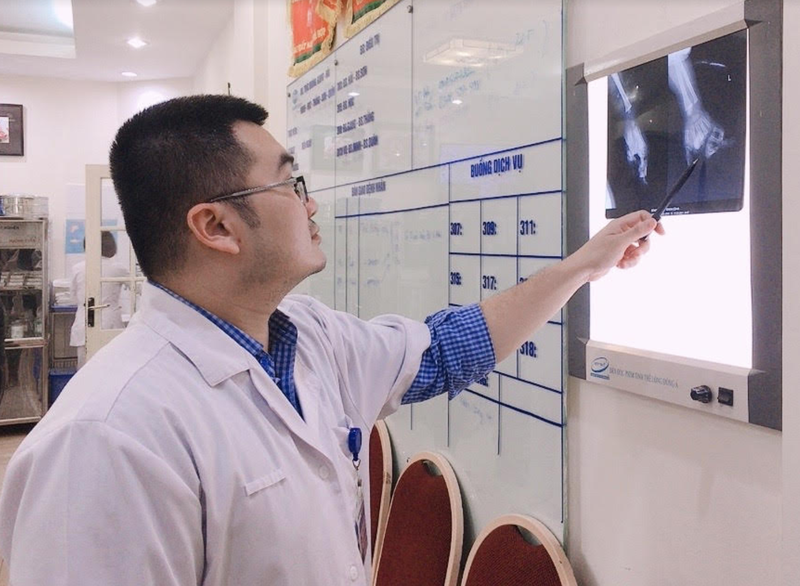 Bác sĩ kiểm tra phim chụp Xquang của bệnh nhi (Ảnh - BVCC) Bác sĩ kiểm tra phim chụp Xquang của bệnh nhi (Ảnh - BVCC)