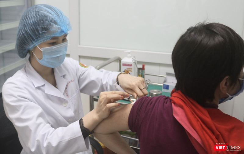 Nhân viên y tế tiêm vaccine phòng COVID-19 cho người dân (Ảnh - Minh Thuý) 