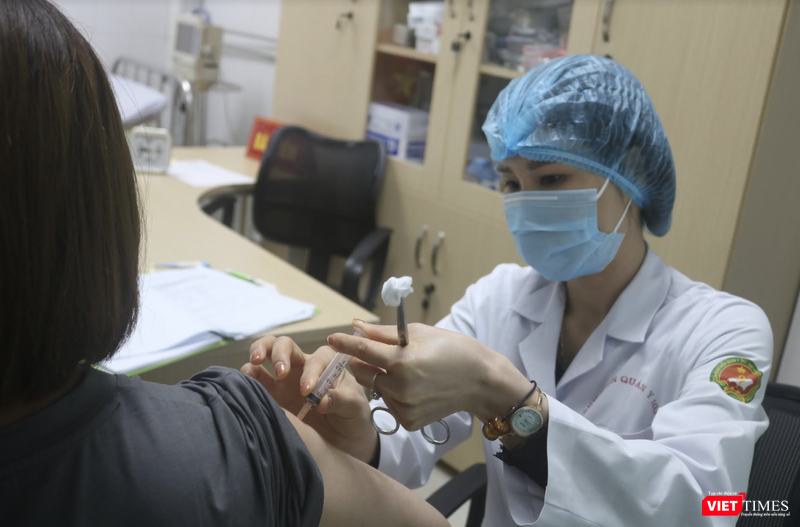 Nhân viên y tế tiêm vaccine phòng COVID-19 (Ảnh - Minh Thuý)