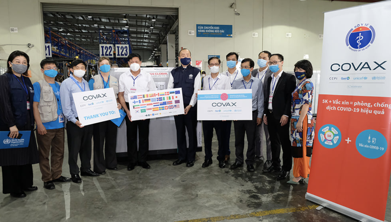 Thứ trưởng Bộ Y tế Đỗ Xuân Tuyên cùng đoàn công tác của Bộ Y tế tiếp nhận lô vaccine (Ảnh - Trần Minh)
