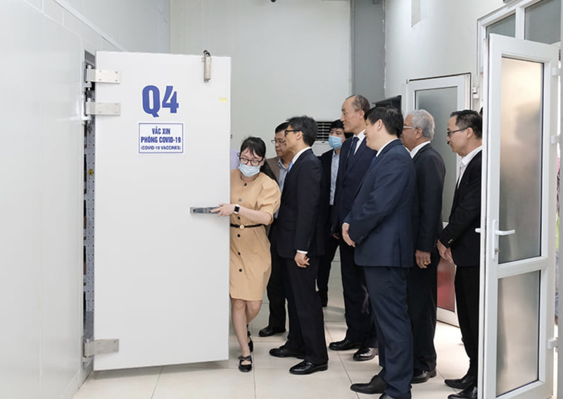 Phó Thủ tướng Vũ Đức Đam cùng lãnh đạo Bộ Y tế thăm phòng bảo quản vaccine (Ảnh - BYT) Phó Thủ tướng Vũ Đức Đam cùng lãnh đạo Bộ Y tế thăm phòng bảo quản vaccine (Ảnh - BYT)