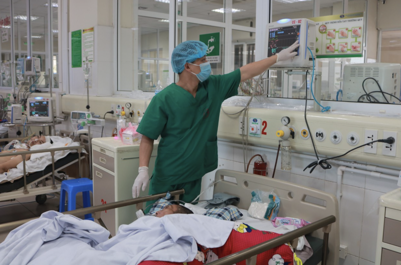 Bác sĩ kiểm tra tình trạng sức khoẻ cho bệnh nhân (Ảnh - BVCC)