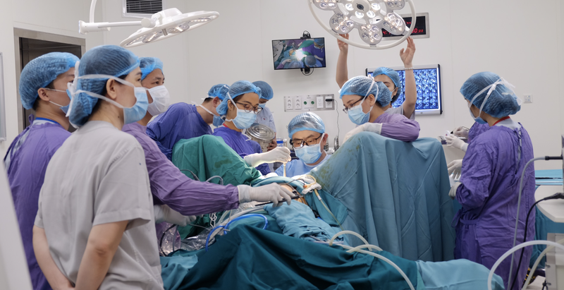 BS. Minh cùng ê kíp phẫu thuật cho bệnh nhân L. (Ảnh - BS. Nguyễn Đình Minh)