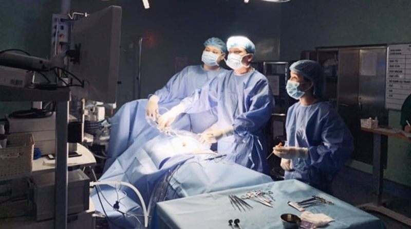Các bác sĩ phẫu thuật cho bệnh nhi (Ảnh - BVCC) Các bác sĩ phẫu thuật cho bệnh nhi (Ảnh - BVCC)