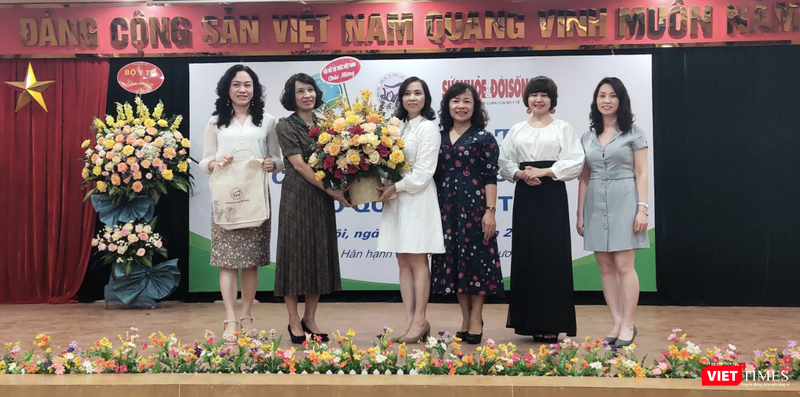 Hội Nữ trí thức Việt Nam chúc mừng Chi hội Nữ trí thức cơ quan Bộ Y tế (Ảnh - Minh Thuý)