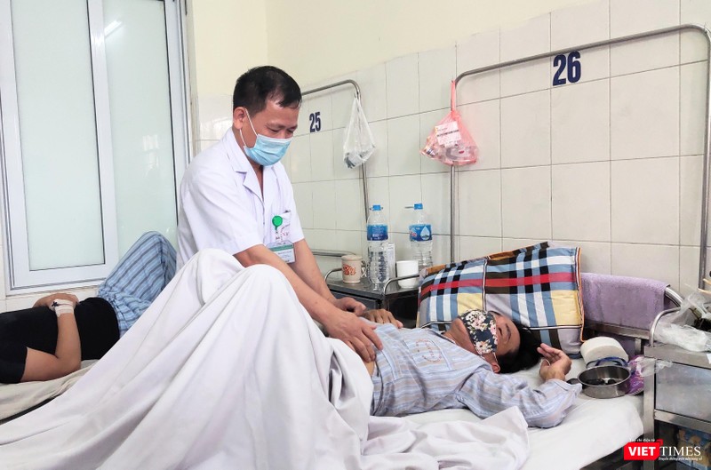 Theo BS. Hưng, gần đây có 1 số trường hợp bị viêm màng não do virus phát hiện được là do bệnh nhân có những biểu hiện lâm sàng (Ảnh - Minh Thuý)