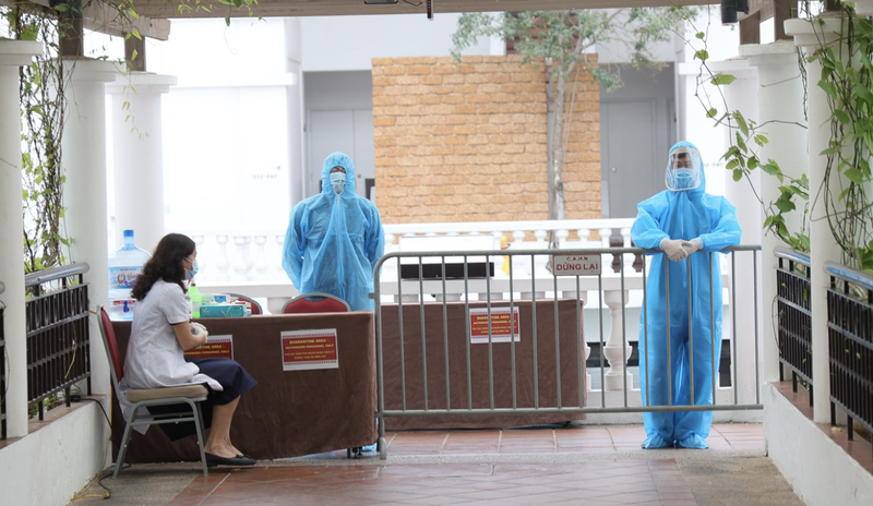 Nhân viên y tế tại khu vực cách ly (Ảnh - Trung Nguyên)