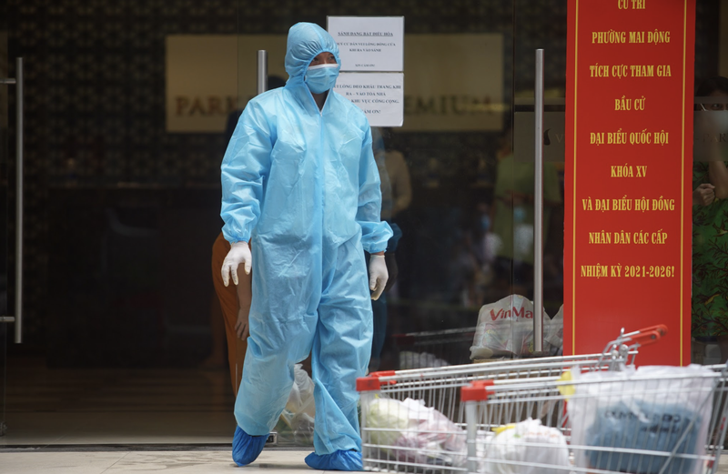 Nhân viên y tế thực hiện công tác phòng, chống dịch COVID-19 (Ảnh - Minh Nhân) 