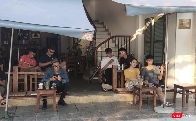 Người dân Hà Nội ngồi uống cà phê (Ảnh - Minh Thuý) 