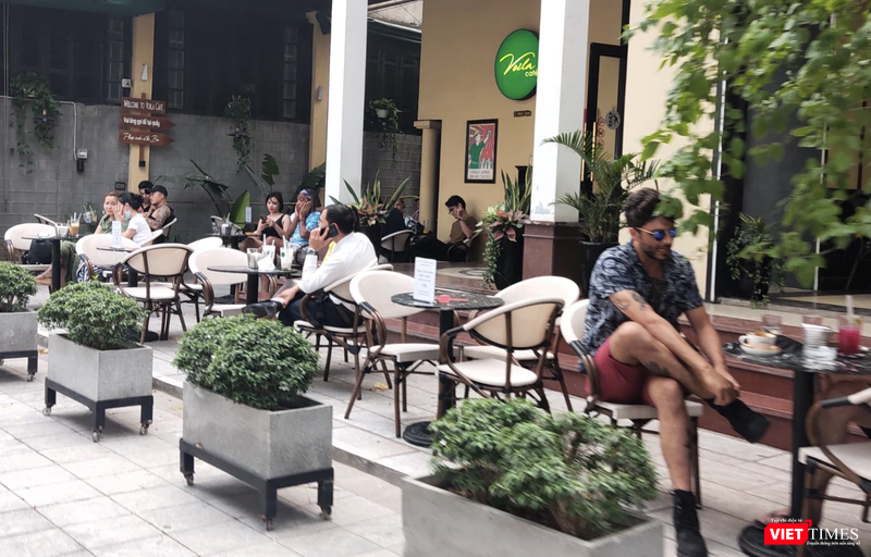 Người dân trò chuyện ở quán cafe (Ảnh - Minh Thuý)