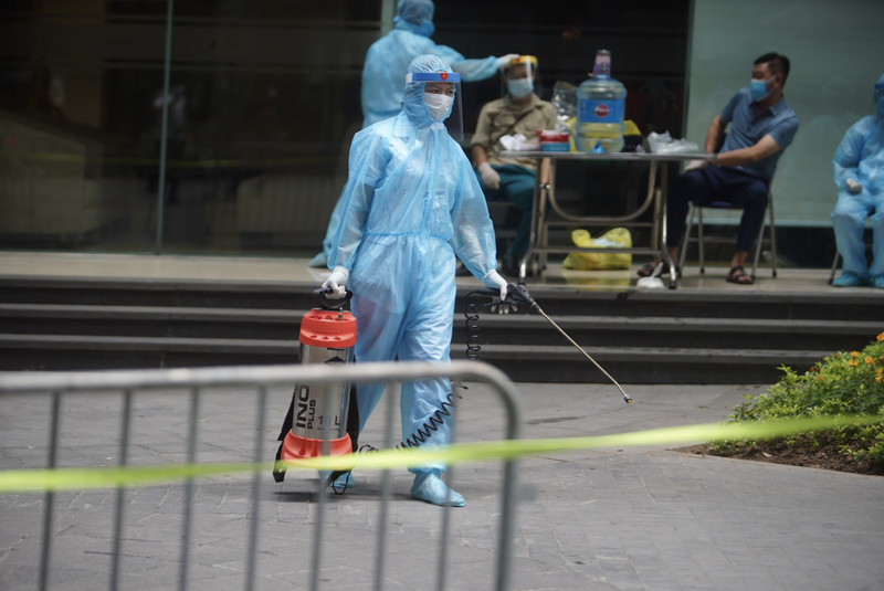 Nhân viên y tế chuẩn bị phun khử khuẩn phòng COVID-19 (Ảnh - Minh Nhân) 