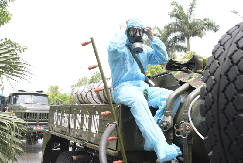 Chuẩn bị phun khử khuẩn phòng COVID-19 (Ảnh - Hoàng Anh)