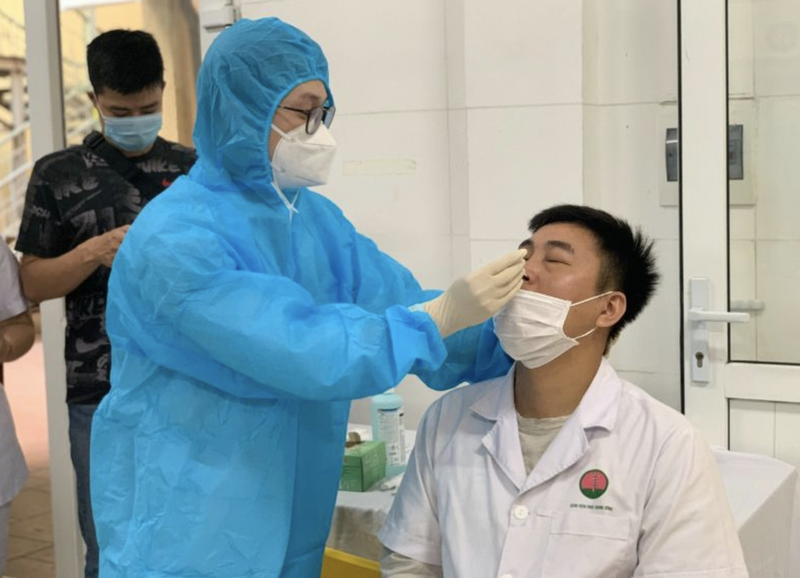 Các bác sĩ ở Bệnh viện Phổi Trung ương được lấy mẫu xét nghiệm COVID-19 (Ảnh - BVCC) 