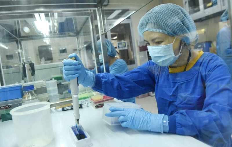 Nhân viên y tế làm việc trong phòng xét nghiệm COVID-19 (Ảnh - BYT) 