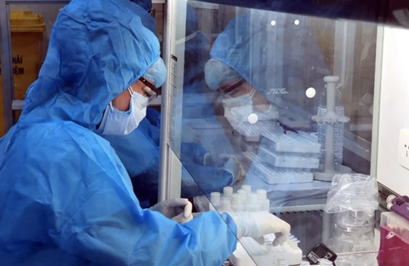 Nhân viên y tế làm việc trong phòng xét nghiệm Covid-19 (Ảnh - BYT) 